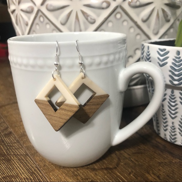 Square wood and resin earrings - Picture 3 of 6
